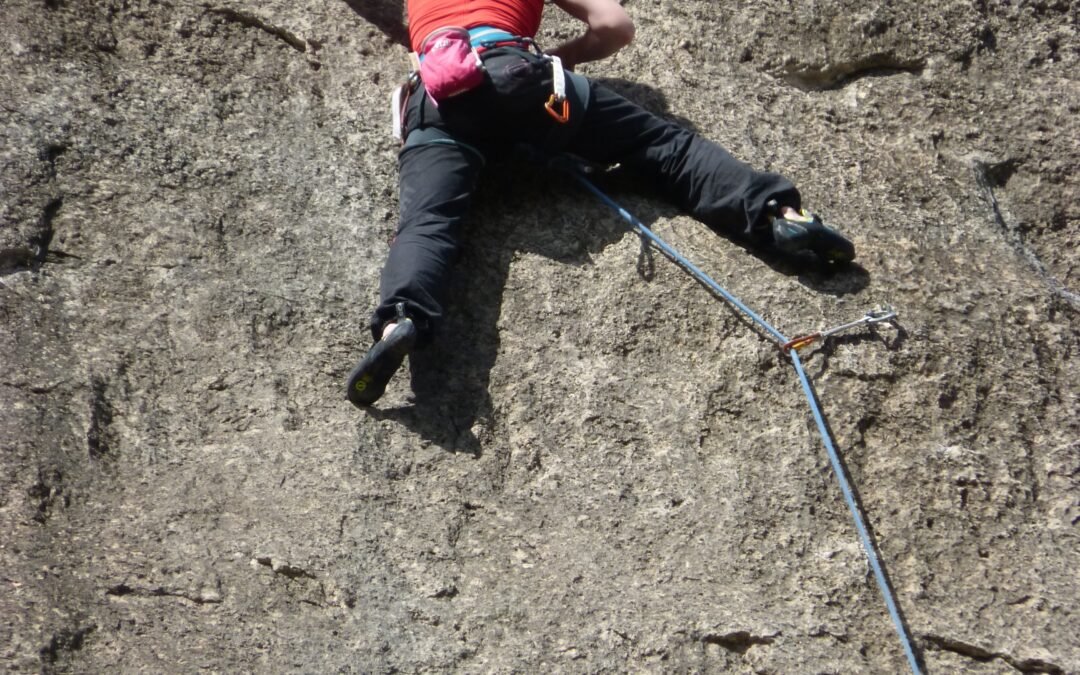 Escaladora como referencia visual del sindrome de arnes por suspension