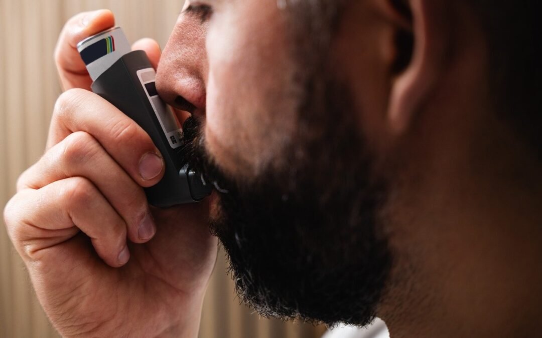 Hombre usando inhalador durante una emergencia respiratoria en primeros auxilios
