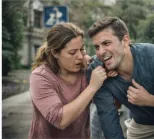 Persona brindando ayuda inicial a un hombre con dificultad respiratoria